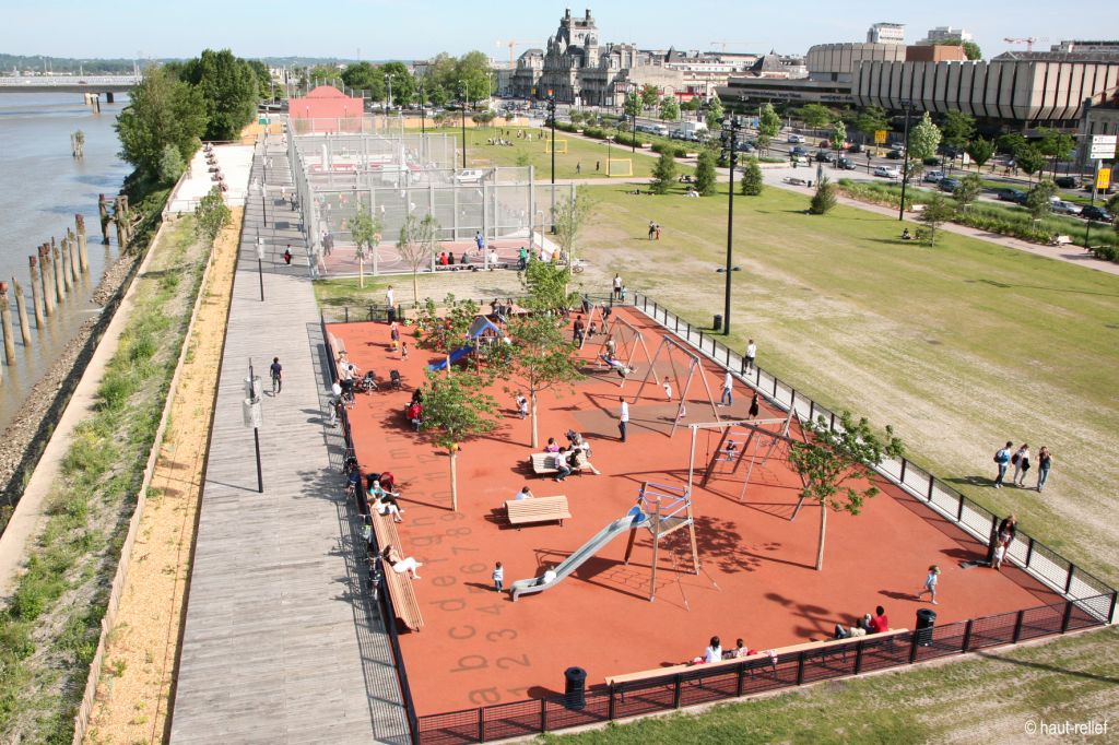 photographie-aerienne-urbanisme-terrain-multisports-quais-bordeaux