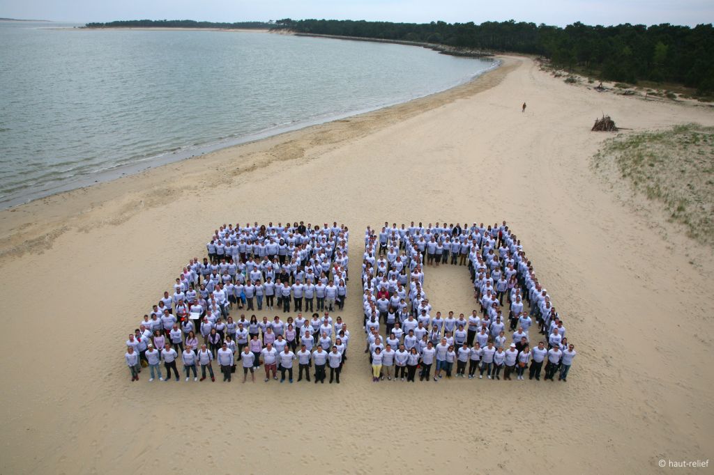 Logo humain avec 500 personnes